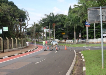 Pista interna da Heitor Penteado é bloqueada devido ao volume de chuvas