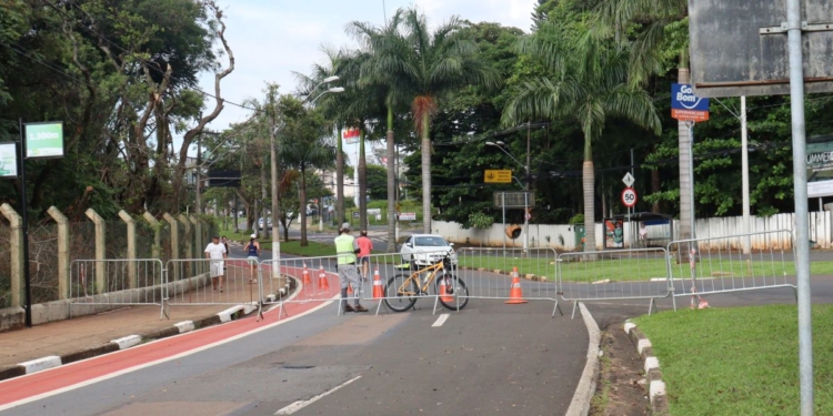 Pista interna da Heitor Penteado é bloqueada devido ao volume de chuvas