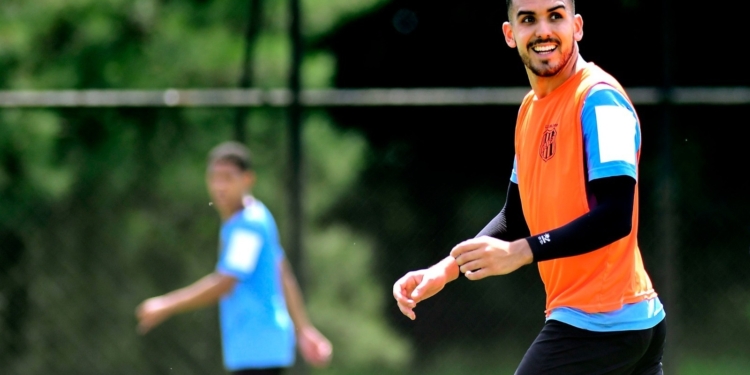 Haquín volta a ganhar espaço após saída de Nelsinho, mas desfalcará Ponte na Data FIFA