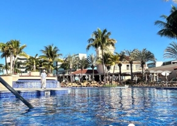 Piscina onde garota se afogou em resort passa por perícia da Polícia Civil