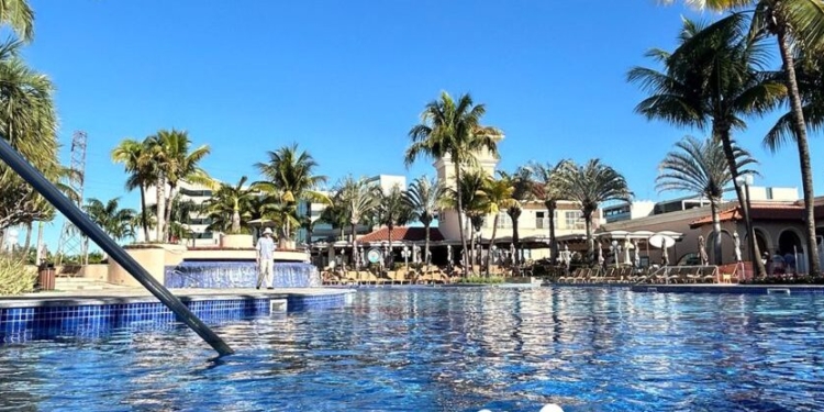 Piscina onde garota se afogou em resort passa por perícia da Polícia Civil