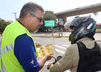 Motociclistas excedem quase 3 vezes mais o limite de velocidade que condutores de carros