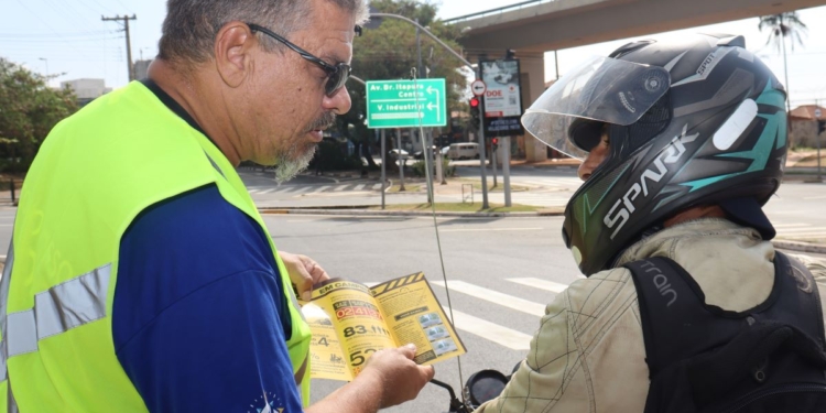 Motociclistas excedem quase 3 vezes mais o limite de velocidade que condutores de carros