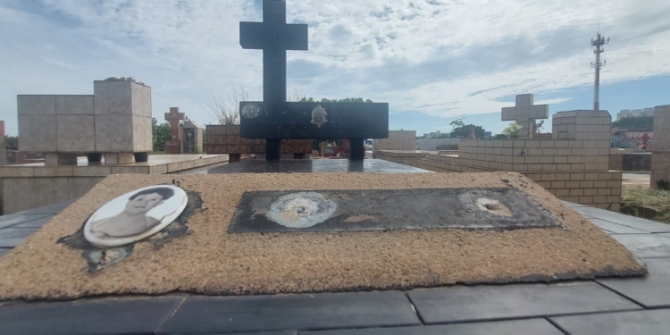 Visitantes do Cemitério da Saudade se espantam com sumiço de placas; veja fotos