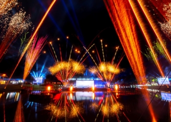 Turistas se rendem ao clima natalino em Gramado (RS) 