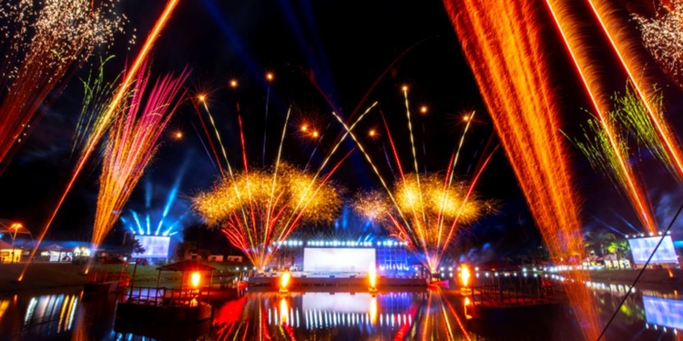 Turistas se rendem ao clima natalino em Gramado (RS)