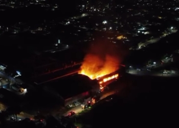 Incêndio destrói fábrica de móveis para festa em Pedreira
