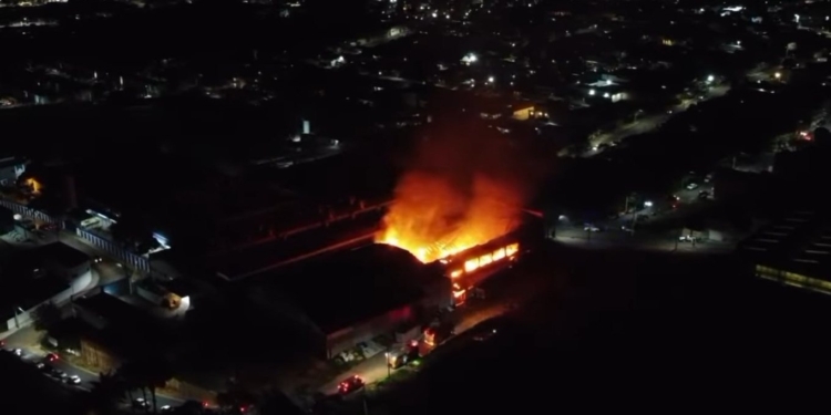 Incêndio destrói fábrica de móveis para festa em Pedreira