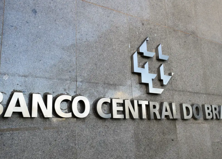 Copom alerta para prolongamento do ciclo de alta da Selic