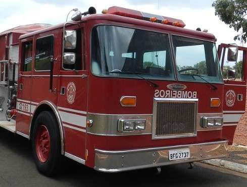 Fogo destrói fábrica de tecidos em Americana na madrugada