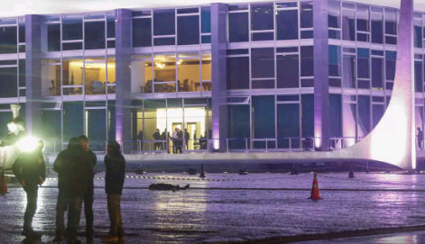 Polícia apura se homem teve apoio para cometer ato terrorista em Brasília