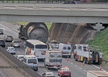 Caminhão fica ‘entalado’ em viaduto e trava trânsito na Anhanguera