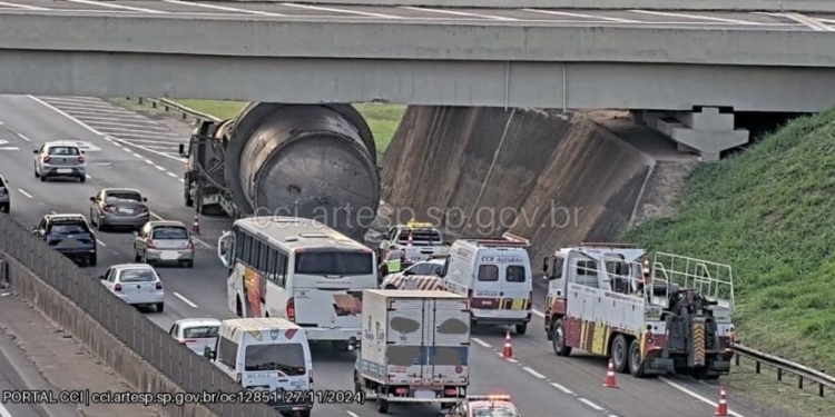Caminhão fica ‘entalado’ em viaduto e trava trânsito na Anhanguera