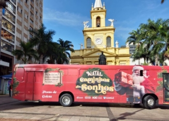 Ônibus natalino no Largo da Catedral começa a receber donativos