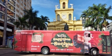 Ônibus natalino no Largo da Catedral começa a receber donativos