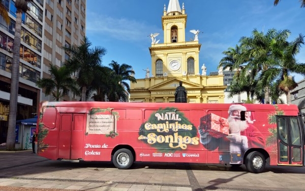Ônibus natalino no Largo da Catedral começa a receber donativos