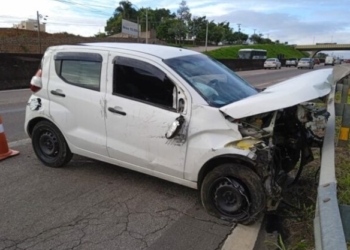 Carro capota na Santos Dumont e é abandonado na rodovia
