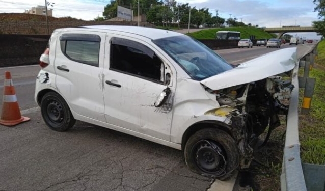 Carro capota na Santos Dumont e é abandonado na rodovia