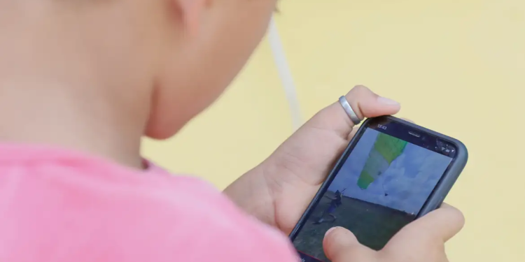 Alesp aprova proibição do uso de celulares em escolas públicas e privadas