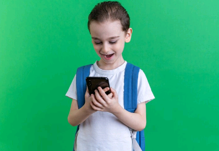 86% dos brasileiros apoiam restrição de celular nas escolas, aponta pesquisa
