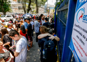 Mais de 4,3 milhões de candidatos participam do Enem neste domingo