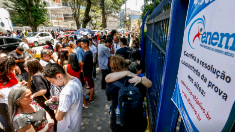 Mais de 4,3 milhões de candidatos participam do Enem neste domingo