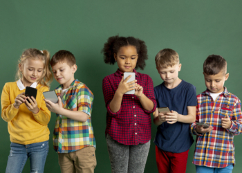 Comissão de Educação aprova projeto que proíbe uso de celular em escolas dos anos iniciais
