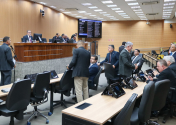 Câmara adia votação de projeto que amplia gratuidade em estacionamentos de shoppings