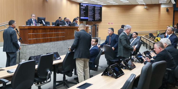 Câmara adia votação de projeto que amplia gratuidade em estacionamentos de shoppings