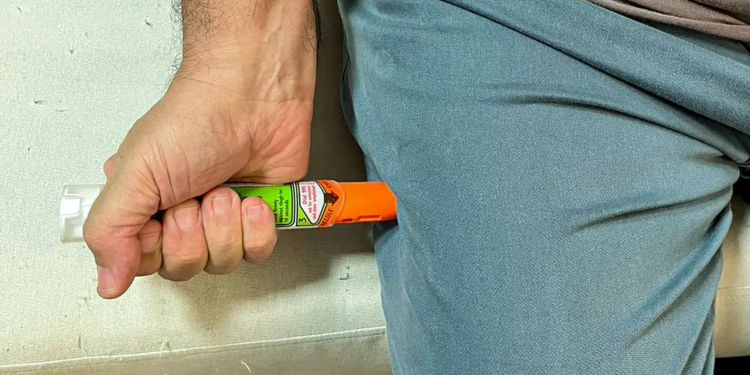 Pesquisadores criam a 1ª caneta de adrenalina brasileira para o combate de alergia grave