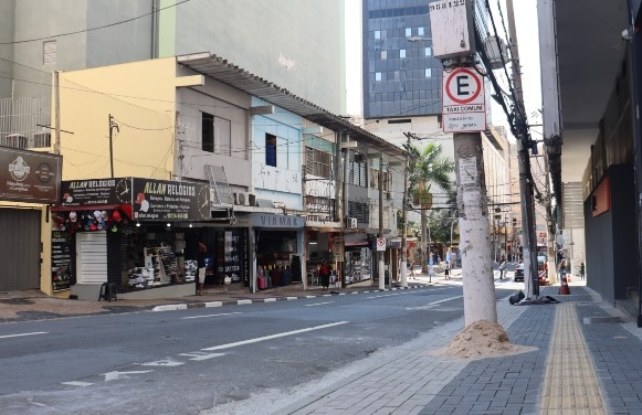 Obras alteram pontos de ônibus na José Paulino a partir desta segunda
