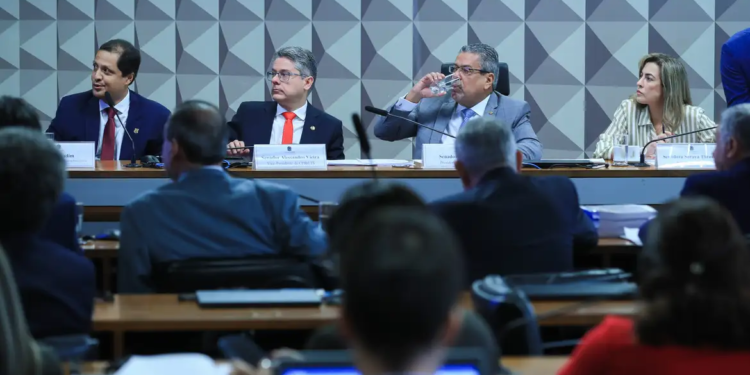 CPI das Bets convoca Gusttavo Lima e convida Felipe Neto para deporem