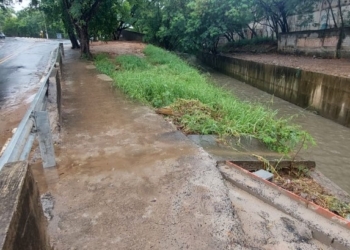 Local onde a jovem Sara foi arrastada pela enxurrada recebe grades metálicas