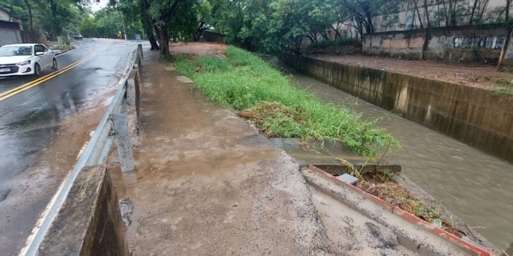 Local onde a jovem Sara foi arrastada pela enxurrada recebe grades metálicas