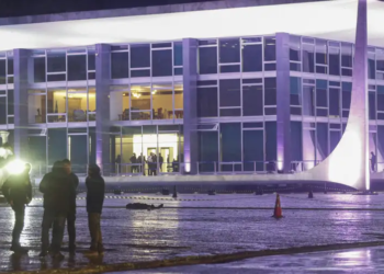 Uma pessoa morre em explosões em frente à sede do STF