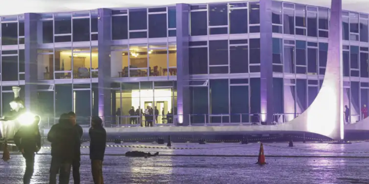 Uma pessoa morre em explosões em frente à sede do STF