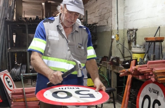 Campinas tem média de 200 placas de trânsito danificadas por mês