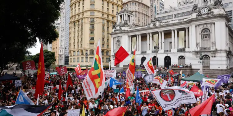 Manifestantes vão às ruas pelo fim da escala de trabalho 6×1