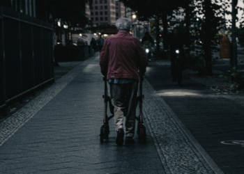 Solidão na velhice aumenta em 31% o risco de desenvolver demência