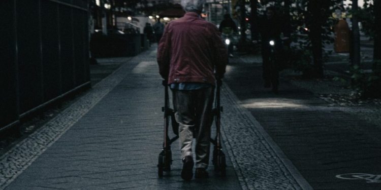 Solidão na velhice aumenta em 31% o risco de desenvolver demência