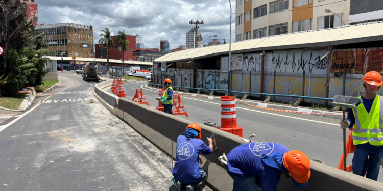 Viaduto Miguel Vicente Cury recebe barreira de proteção