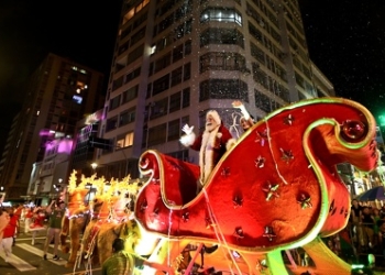 Parada de Natal atrai 30 mil ao Centro de Campinas em noite de encantos; veja fotos