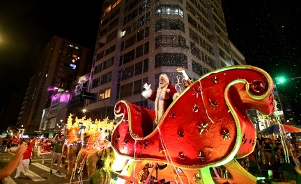 Parada de Natal atrai 30 mil ao Centro de Campinas em noite de encantos; veja fotos