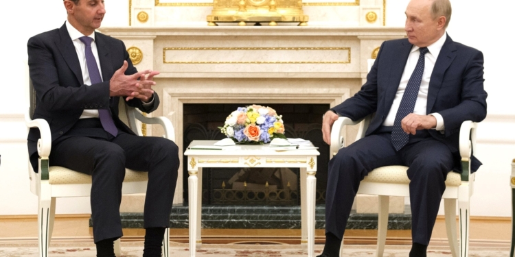 Rebeldes sírios derrubam ditador Bahsar al-Assad; ONU pede transição política ordenada