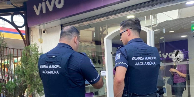 Três assaltantes levam estoque de celulares de loja em Jaguariúna em ação ousada
