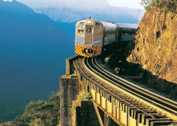 Conheça um dos passeios de trem mais espetaculares do planeta. E fica no Brasil