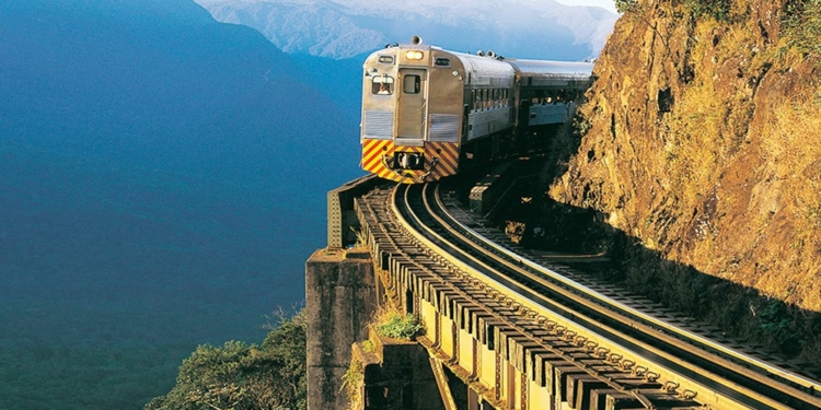 Conheça um dos passeios de trem mais espetaculares do planeta. E fica no Brasil