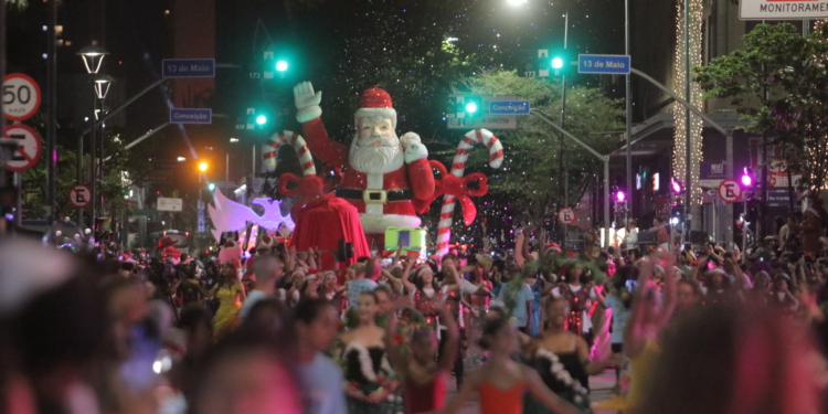 Parada de Natal movimenta  região central de Campinas neste sábado