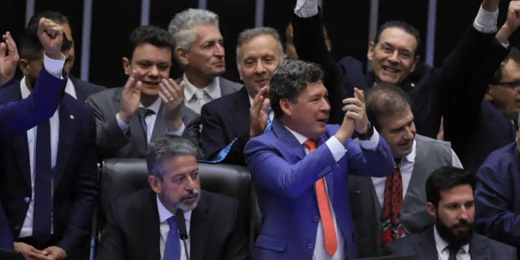 Câmara rejeita mudanças do Senado e aprova reforma tributária