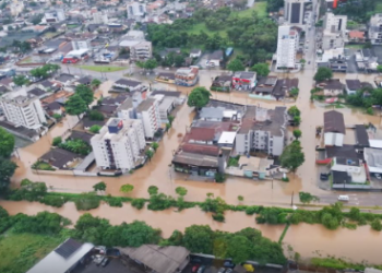 Santa Catarina enfrenta destruição após chuvas volumosas